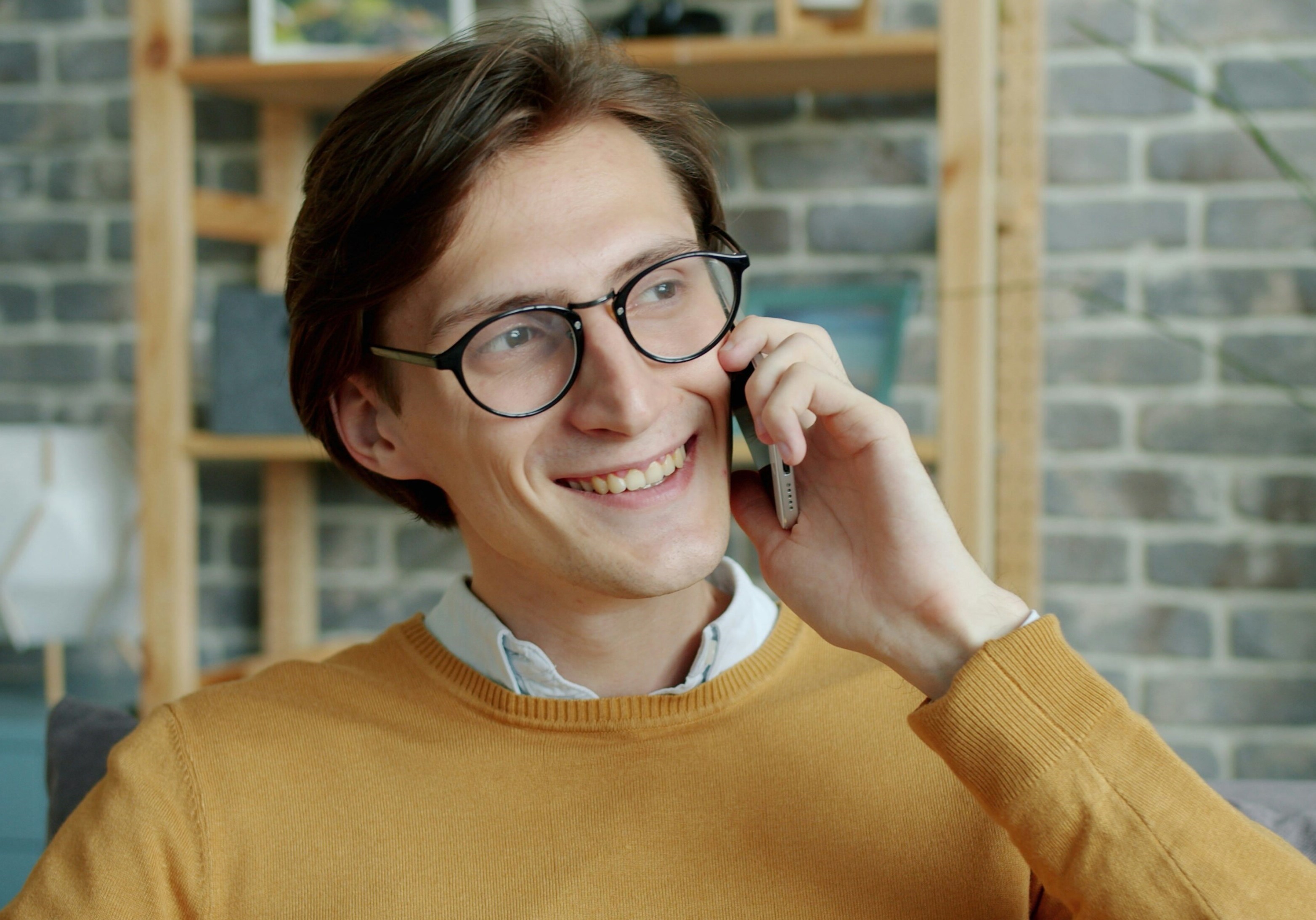 Persona hablando por teléfono